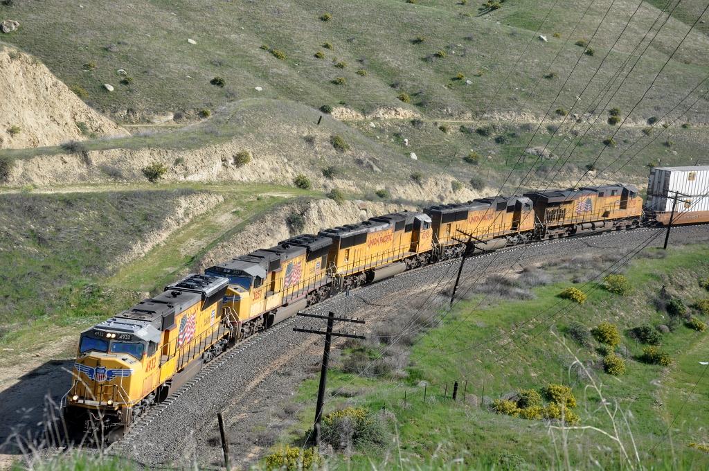 Eastbound intermodal nears Tunnel 2